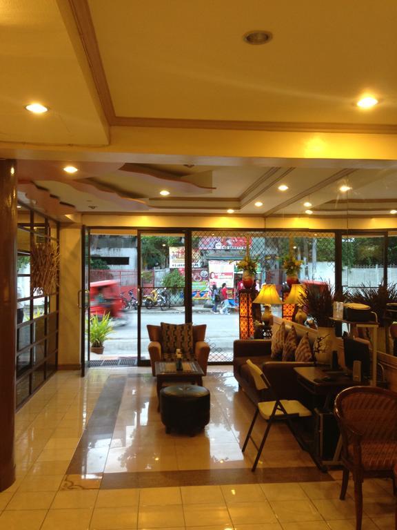 萨恩大街旅游酒店和咖啡厅 塔比拉兰 外观 照片
